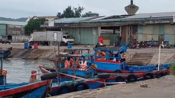В порту Хамты в Куинёне после тайфуна Нору готовят суда к выходу