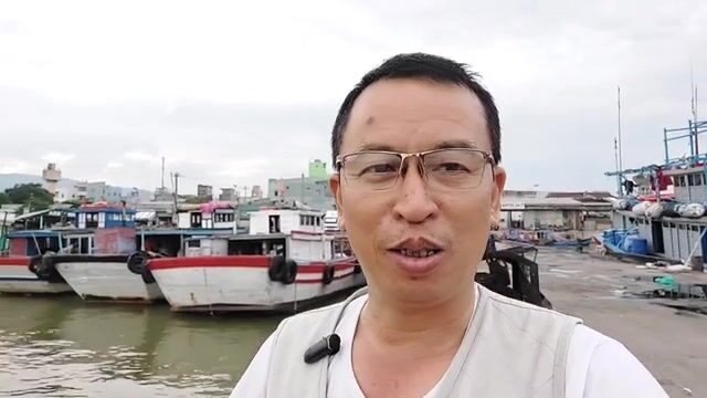 В порту Хамты в Куинёне после тайфуна Нору готовят суда к выходу
