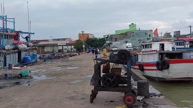 В порту Хамты в Куинёне после тайфуна Нору готовят суда к выходу