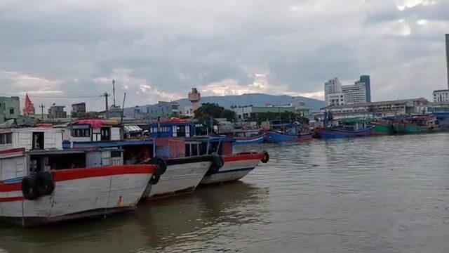 В порту Хамты в Куинёне после тайфуна Нору готовят суда к выходу