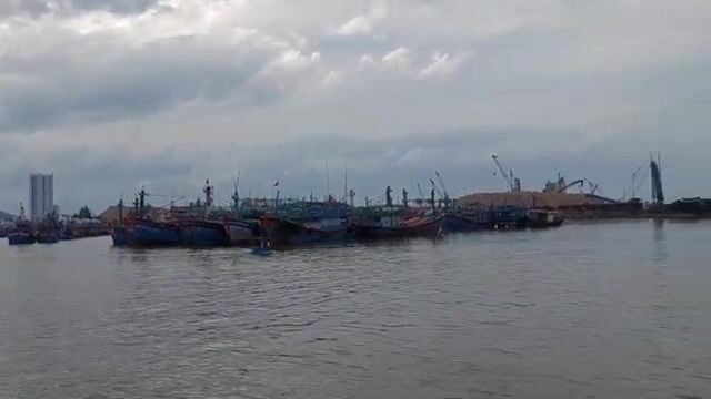 В порту Хамты в Куинёне после тайфуна Нору готовят суда к выходу