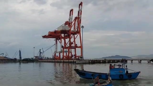 В порту Хамты в Куинёне после тайфуна Нору готовят суда к выходу