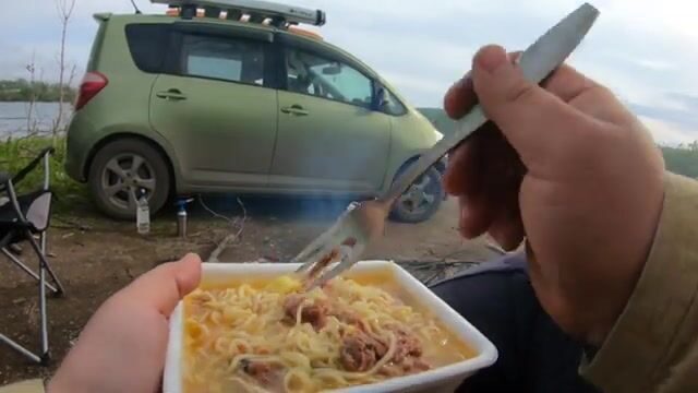 Лодку надули зря и застряли на Русском из-за перекрытого моста