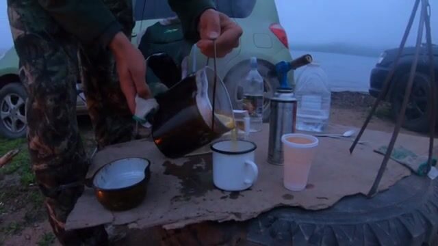 Лодку надули зря и застряли на Русском из-за перекрытого моста