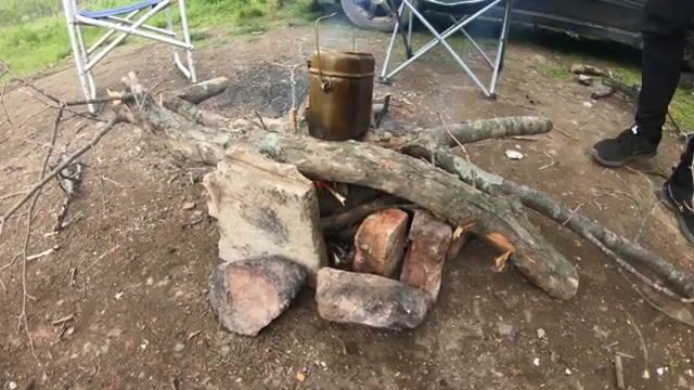 Лодку надули зря и застряли на Русском из-за перекрытого моста