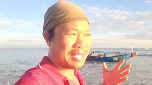 Улов крабов у рыбака Хиепа на пляже в Хотраме