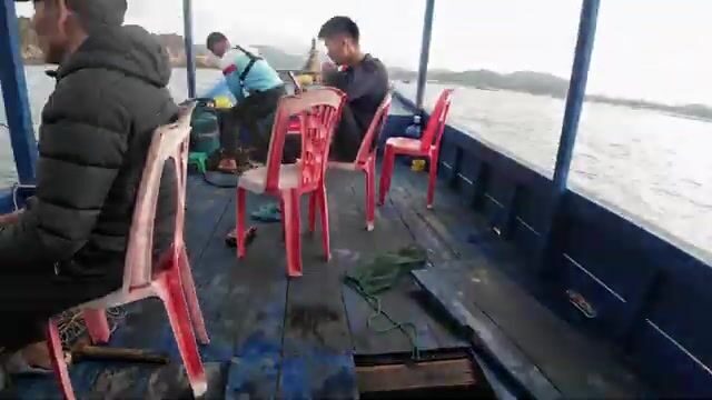 Утренняя ловля у промыслового судна возле Тханьлана