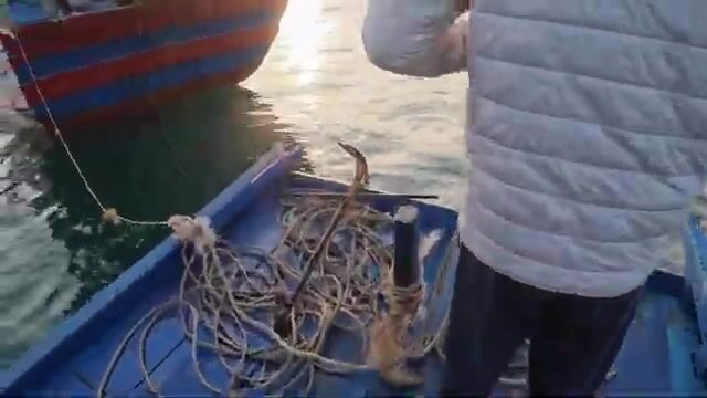 Утренняя ловля у промыслового судна возле Тханьлана