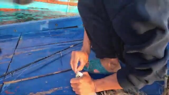 Утренняя ловля у промыслового судна возле Тханьлана