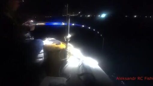 Ночная ловля кальмара с лодки у Русского острова