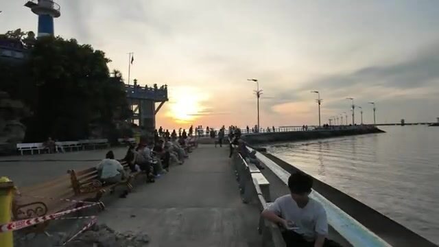 На закате у причала Динькау в Зыонгдонге мы расспросили про ловлю кальмара