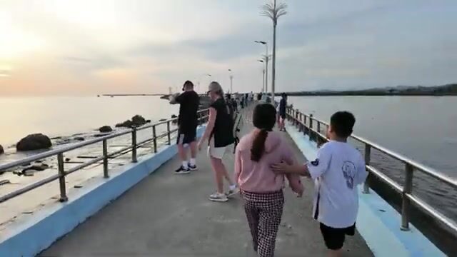 На закате у причала Динькау в Зыонгдонге мы расспросили про ловлю кальмара