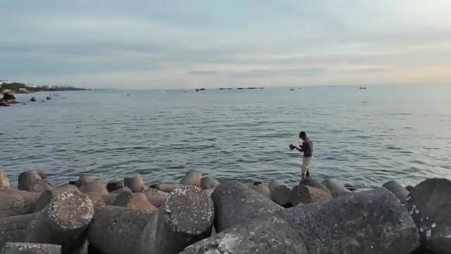 На закате у причала Динькау в Зыонгдонге мы расспросили про ловлю кальмара