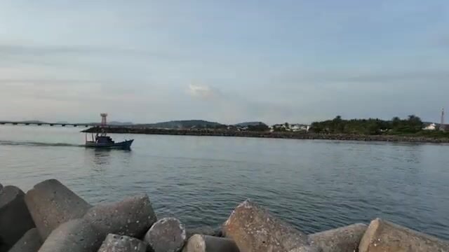 На закате у причала Динькау в Зыонгдонге мы расспросили про ловлю кальмара