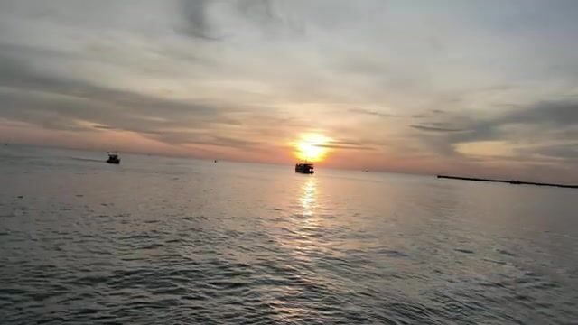 На закате у причала Динькау в Зыонгдонге мы расспросили про ловлю кальмара