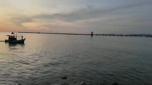 На закате у причала Динькау в Зыонгдонге мы расспросили про ловлю кальмара