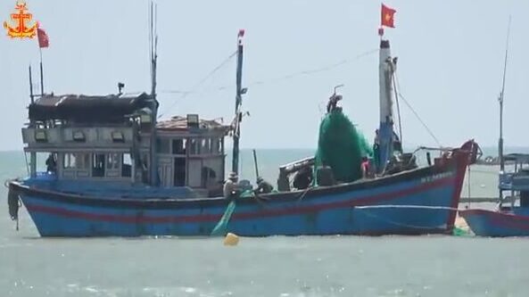 Рыбу-саблю сортировали и грузили в порту Ниньчу