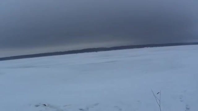 На Онеге мы прикормили лунки и ждали плотву