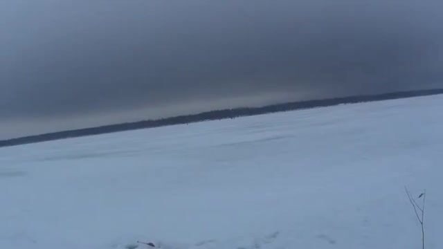 На Онеге мы прикормили лунки и ждали плотву