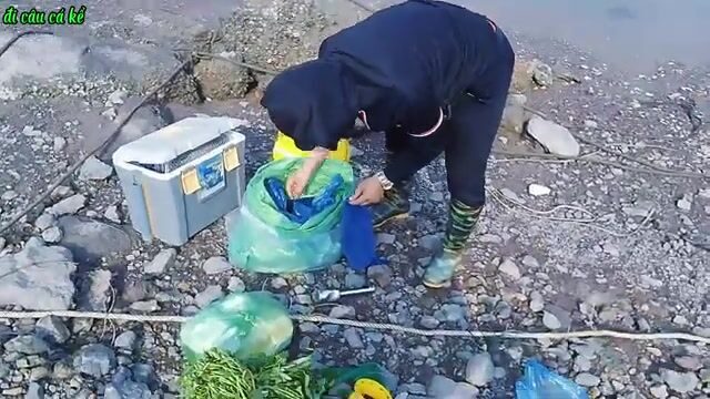 Вдвоем на нанятой лодке перебирали плоты в Туанчау