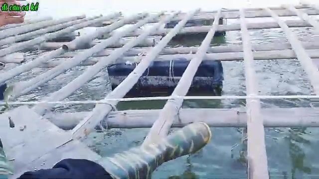 Вдвоем на нанятой лодке перебирали плоты в Туанчау