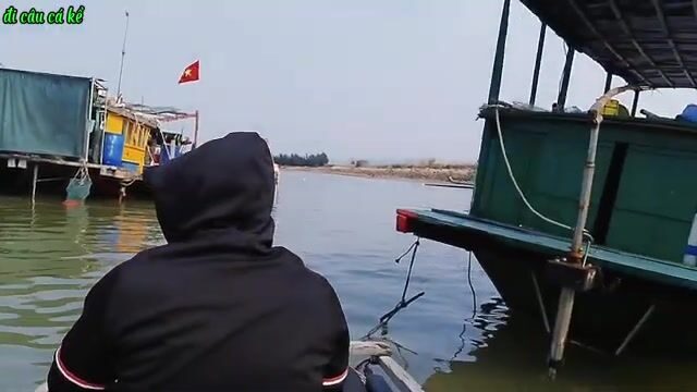 Вдвоем на нанятой лодке перебирали плоты в Туанчау