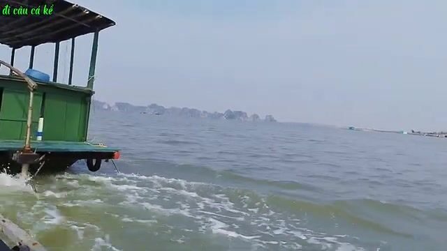 Вдвоем на нанятой лодке перебирали плоты в Туанчау