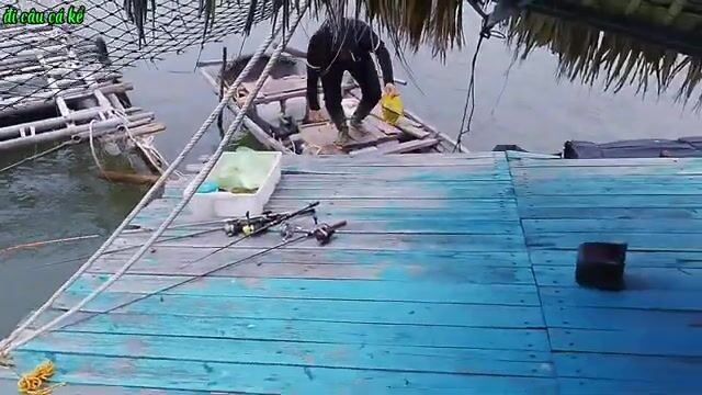 Вдвоем на нанятой лодке перебирали плоты в Туанчау